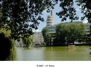 A steam liner on the ponds of Ixelles…